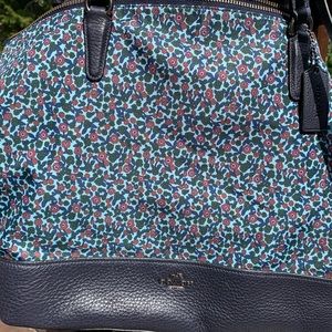 Rare floral tote for All year occasion